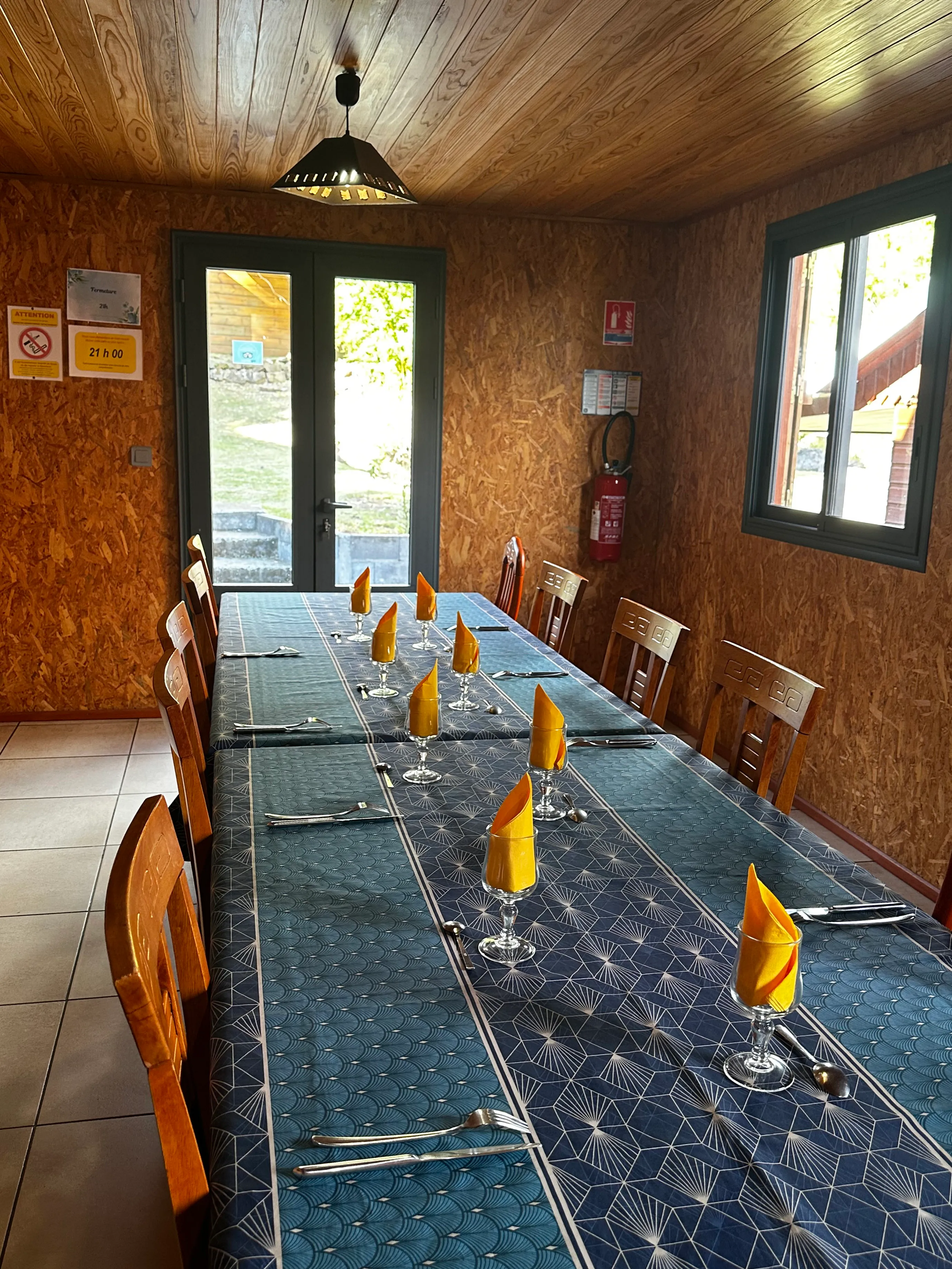 La salle à manger du gîte, grande tablée dressée pour le dîner