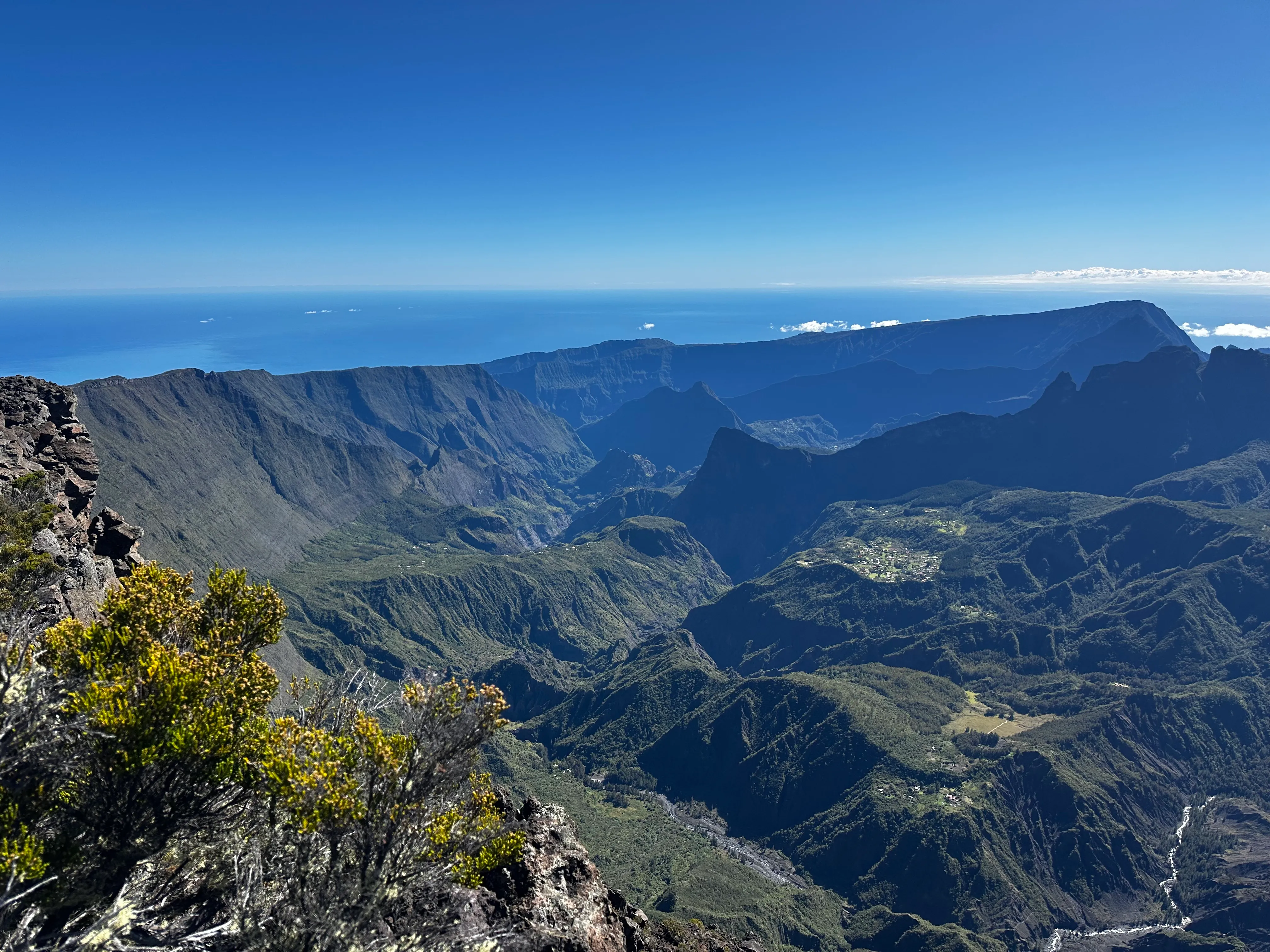 Le cirque de Mafate vu d'en haut : remparts verts, îlets accrochés aux plateaux et océan à l'horizon