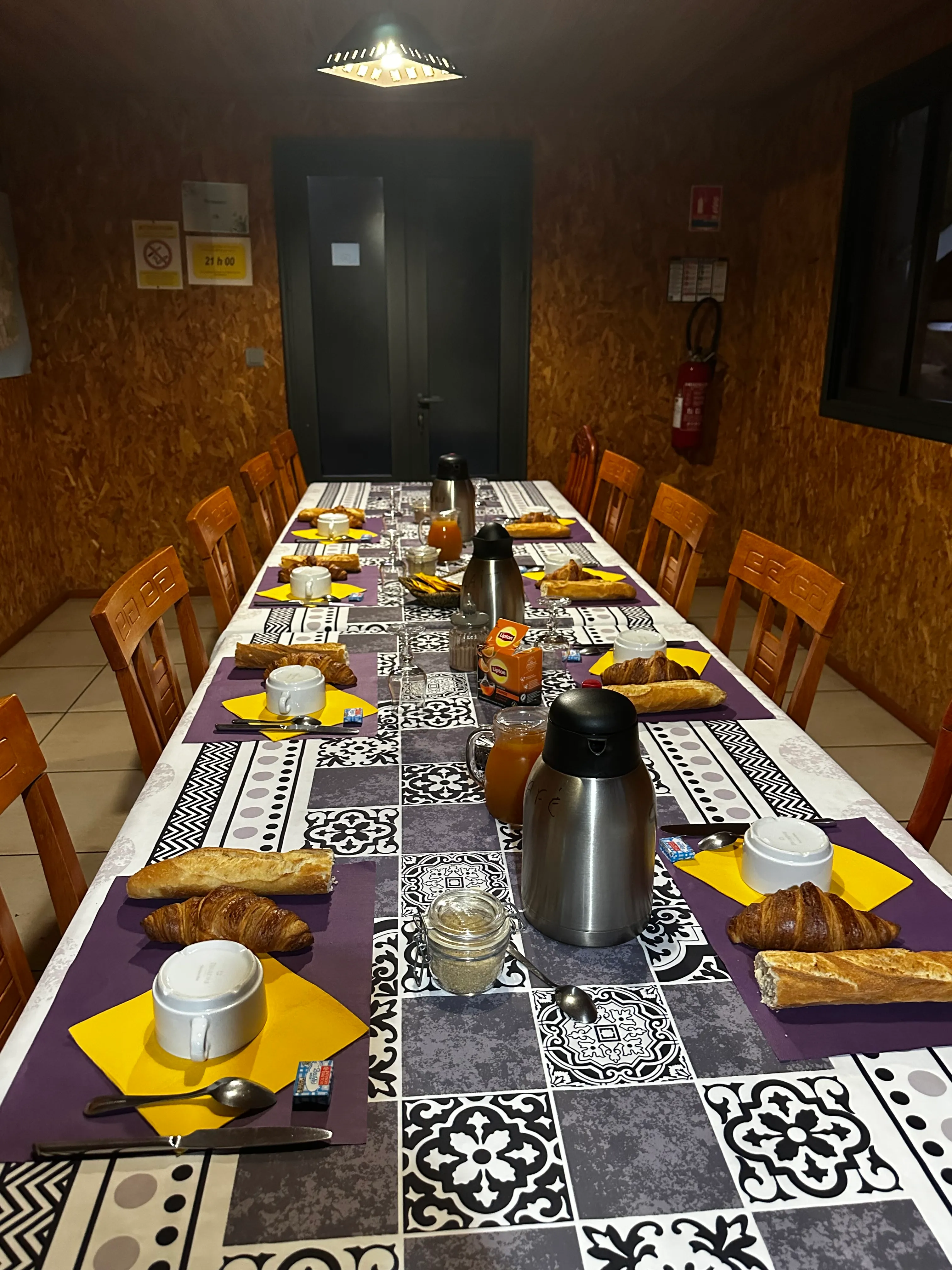 Table du petit-déjeuner : croissants, pain frais, café et jus